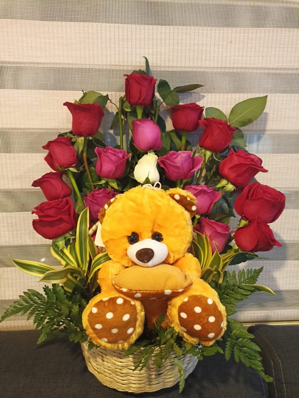 Canasto de rosas y peluche R37