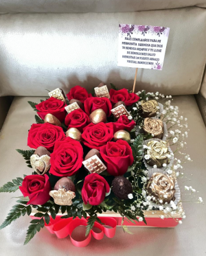 Caja de 12 rosas, 12 fresas decoradas y 4 rosas de chocolate R44