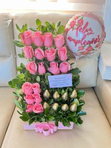 Arreglo x 18 rosas, 8 fresas achocolatadas y globo R103