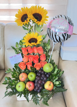 Caja de frutas, girasoles, rosas y globo R182