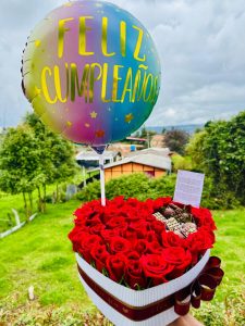 Corazon grande de rosas y fresas decoradas y globo R55